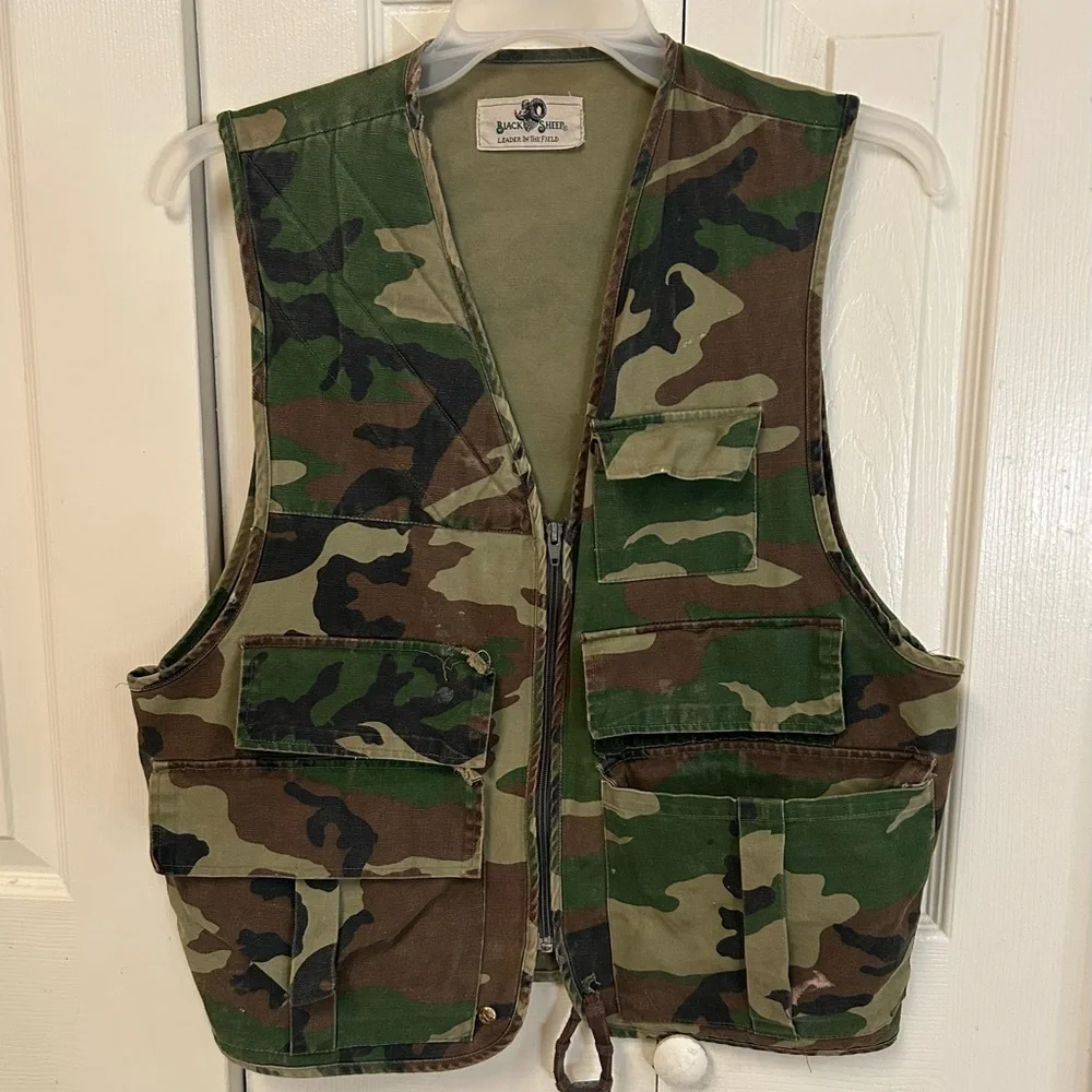 Men's Black Sheep Camouflage Outdoor Vest - Picture 2 of 4